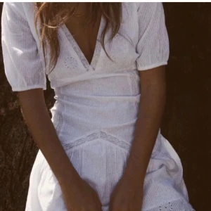 Vit klänning - Supersöt vit klänning med brodyr på! Perfekt till studenten🤩 Klänningen är i storlek S ifrån Zara och är helt oanvänd.