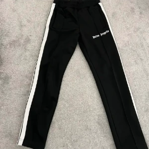 Palm angels byxor - Skick 8/10 väldigt lite använda. Säljer för att jag inte använder dom längre. Dom är äkta men har inte kvar kvittot