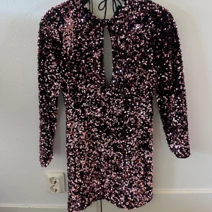 Glitterklänning  - En super fin glittrig klänning från zara i storlek S! Öppen i ryggen😍 har enbart testat inte använt 