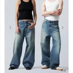 Säljer trendiga astro jeans från Weekday som sitter baggy. Storlek 29/32. Nyskick inte används, nypris är 600. Hör av för mer bilder eller frågor.