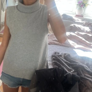 Grå tröja  - Säljer denna grå tröja då den inte kommer till användning. Tröjan har ett rätt så bra sick 💞💞