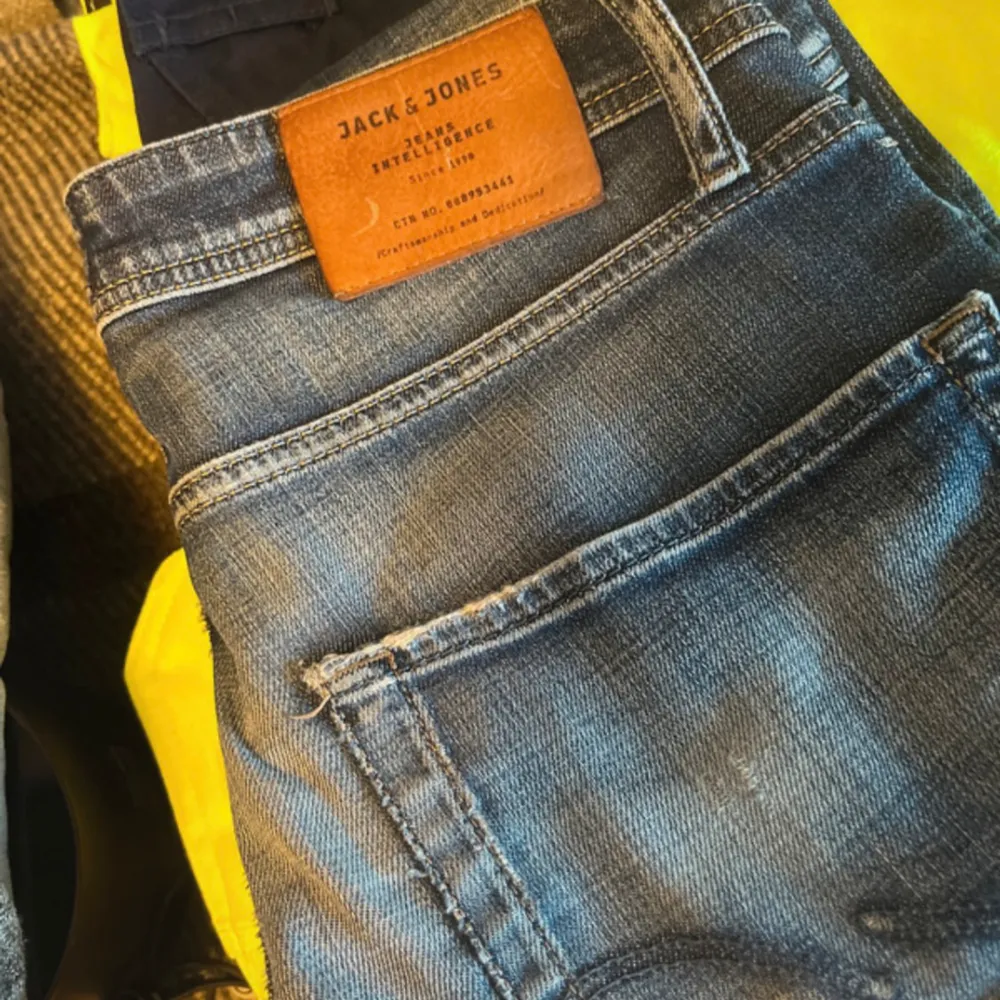 Fina Jack N Jones jeans i bra skick förutom en liten slitning vid fickan dör bak(3e bilden) Nypris-900 Mitt pris-249💸 Skick-8/10 Storlek-29/30 Kom dom vid minsta lilla fundering🤝. Jeans & Byxor.