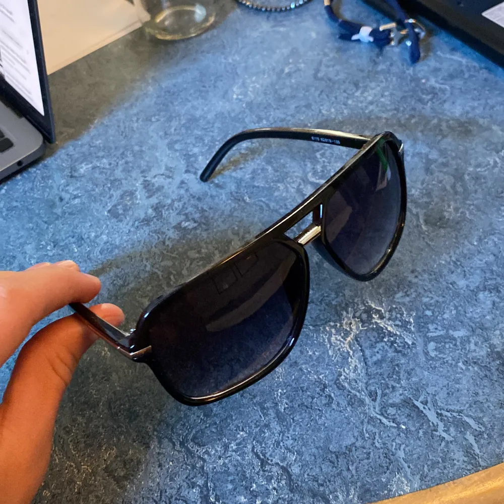 Väldigt snygga solglasögon till sommaren, aldrig använda . Accessoarer.