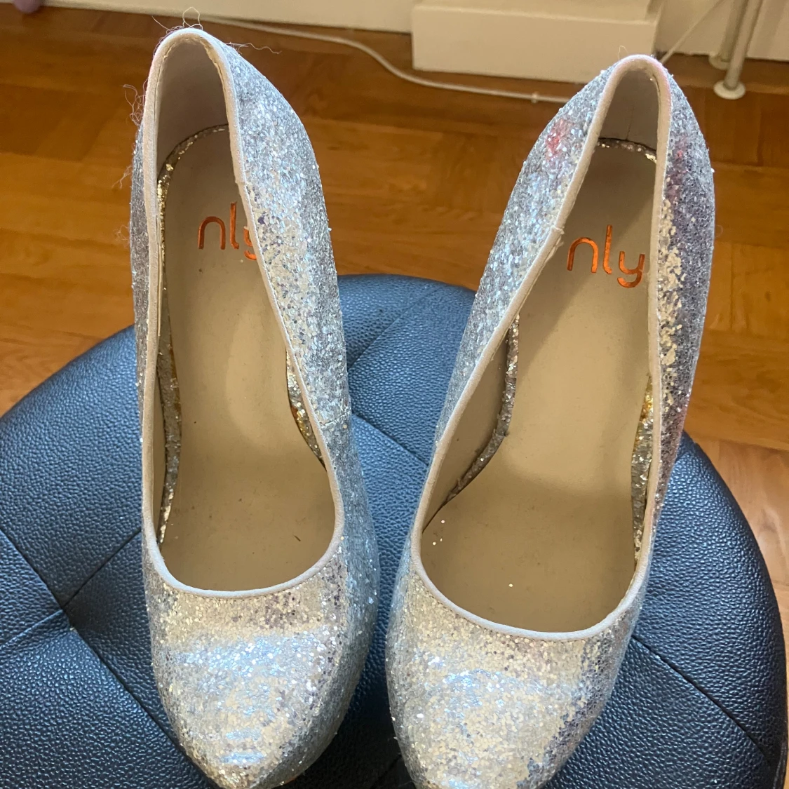 Glittriga högklackade skor - 90