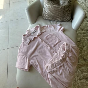 Frottéset - Ett väldigt mjukt och skönt frottéset från NA-KD i en ljusrosa färg. Använd endast 2 gånger. 