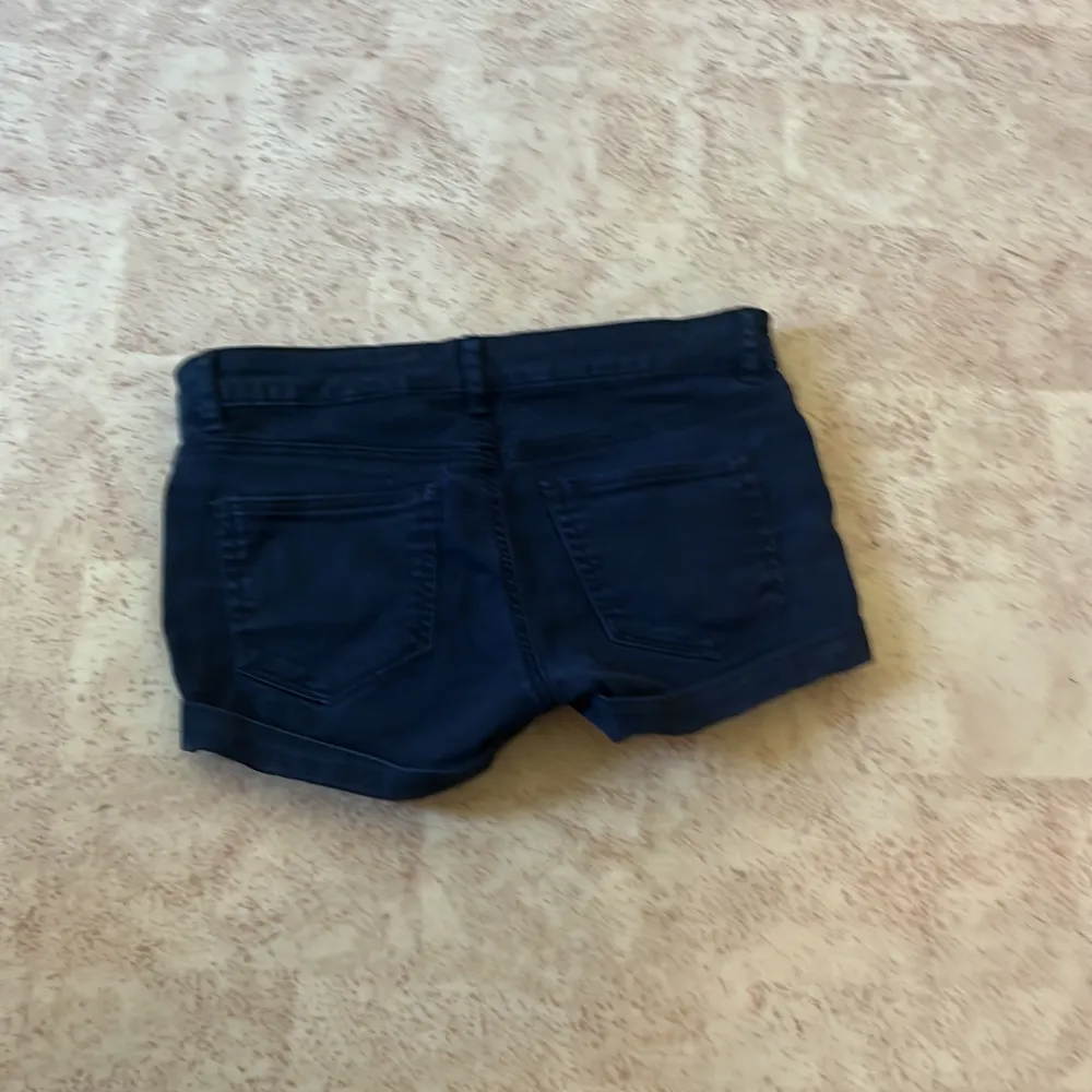 Köpte dom för länge sen men har inte  använt dom för dem är för småa, dom är från h&m. Shorts.