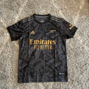 Arsenal jersey - Säljer en arsenal Jersey i storlek S. Kontakta mig för övriga frågor