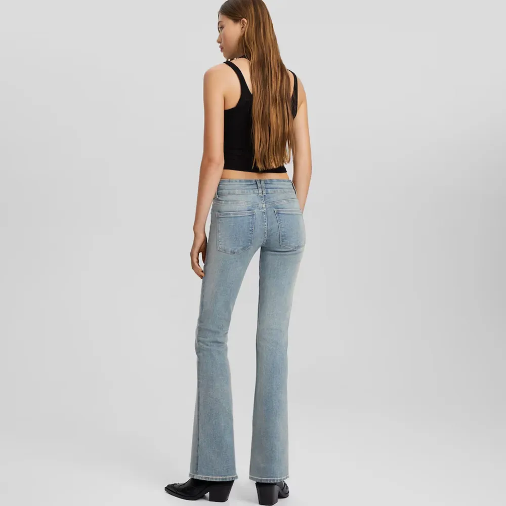 Säljer mina snygga bershka jeans, då de är lite för stora. Dem är i bra skick, inga defekter och i storlek 38. Kontakta mig vid frågor eller intresse!💕💕. Jeans & Byxor.