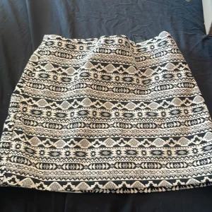 Svart/vit kjol - Svartvit mönstrad kjol som inte längre används. I bra skick! 