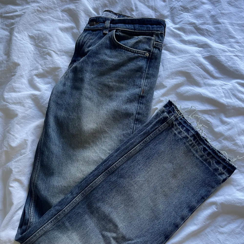 Jeans från zara. Aldrig använd  Stl 34  Jag är 162cm . Jeans & Byxor.