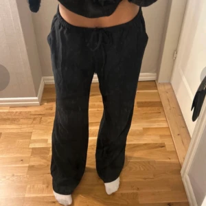  linnebyxor - Svarta lågmidjadd linnebyxor från H&M!😊 använt fåtal gånger då dem är för långa på mig som är 1,64 därav är dem i mycket bra skick🫶🏽