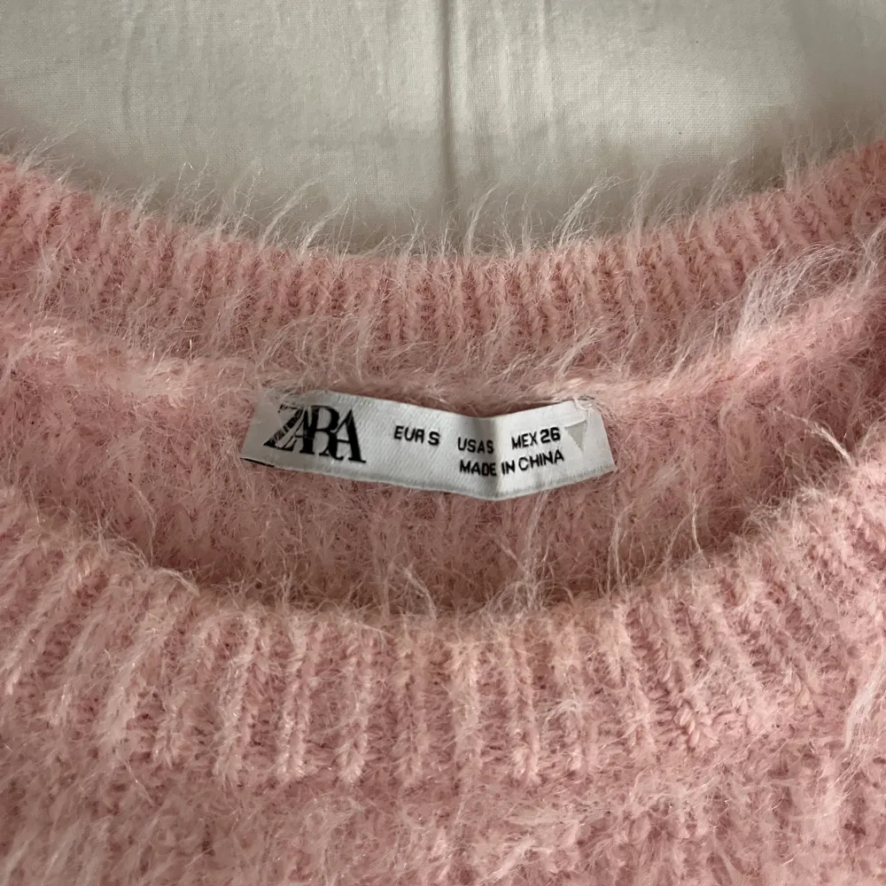 Säljer denna fina populära tröja från zara som inte finns längre. Använd enstaka gång bara och därför inga tecken på användning, säljer för att den tyvärr inte kommer till användning💕💕Skriv gärna för fler bilder!. Stickat.