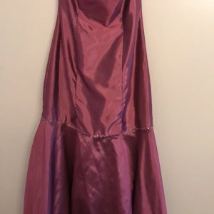 Festklänning  - Jätte fin festklänning använd en gång.
