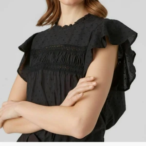 Volangtopp - Supersöt volangtopp som jag köpte får en månad sen💓 Köpte fel storlek så därför säljer jag!  