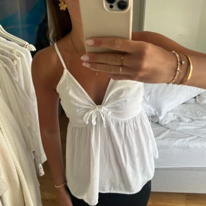 Supersöt blus/topp - Så fin blus, volangtopp i stl S. Tröjan är knappt använd💫