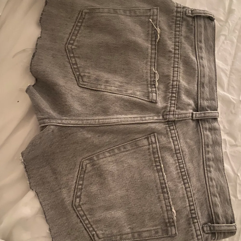 Säljer dessa mid/lowwaist jeans shortsen jag klippt från jeans t shorts själv Mått finns på bilderna  Midjemått: 35/36 Gren t midja: 21 Används som jeans/shorts 2 gånger totalt. Shorts.