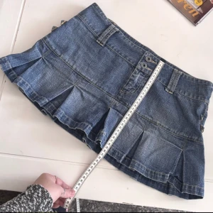 Veckad jeanskjol - Äkta vintagekjol från märket guess! Superfint skick, bilderna är lånade.  