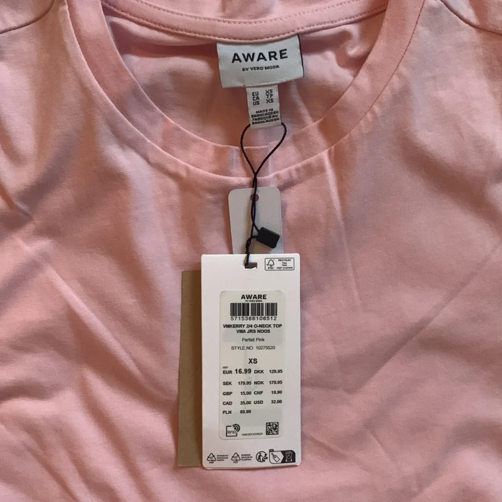 Säljer denna fina rosa t-shirten med puff ärmar. Aldrig använd och lappen sitter kvar💗💗. T-shirts.