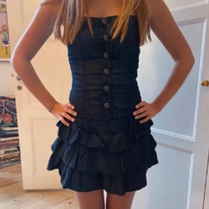 Säljer nu min supersnygga jeansklänning med volanger❤️😇 - Säljer min ursnygga jeansklänning, använd en gång, Köpt för 650, står att den är storlek L men passar mig perfekt som är Xs-S då den är liten i storleken men,upp till M då den är strechig,samma modell som klänningen på första bilden, INTE DEN FÖRSTA💗