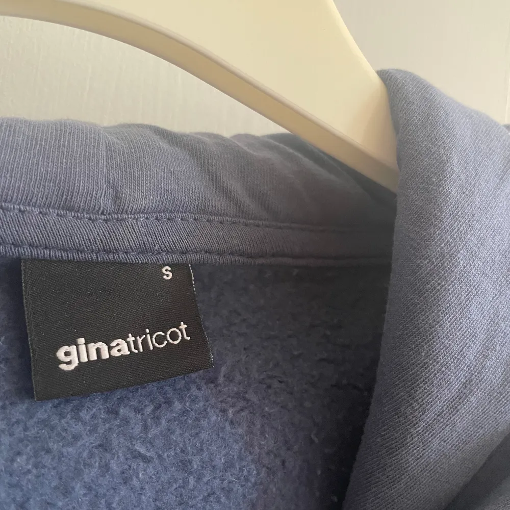 Mysig och fin marinblå zipup hoodie från ginatricot💞 Säljer då den inte kommer till användning Sänkt pris pga defekt på dragkedja!. Hoodies.