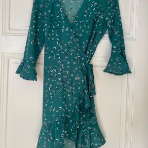 Klänning - Grön klänning med blommor i jättefint skick 💚