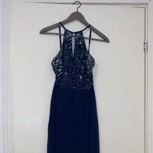 Navy blue evening/prom dress. Only worn once to prom.  Fits great for shorter people, the tag says it’s size 8 (S) but I’d say it’s more in between 6-8 aka XS/S