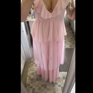 Klänning  - Somrig rosa klänning från Bohoo i storlek 38💞Prislappen kvar inte använd eftersom att den var lite för stor på mig.