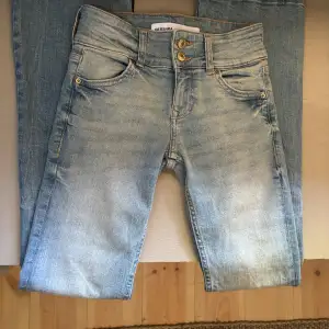 Jättefina Lågmidjade jeans från bershka. Ljusblåa och perfekta till sommaren. Aldrig använda endast provade en gång. Använd gärna ”köp nu” funktionen 