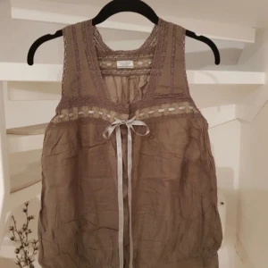 Söt hunydory topp - Säljer min söta topp från hunky dory som är super fin till sommaren, den är i storlek xs men skulle säga att den passar s