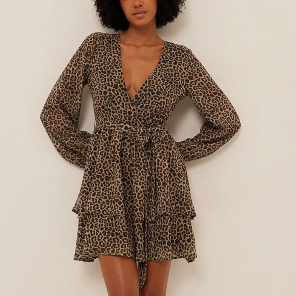 Säljer en jättefin leopardklänning från NA-KD, säljer denna eftersom den var för liten. Klänningen är helt oanvänd! Nypris 399kr. Klänningar.