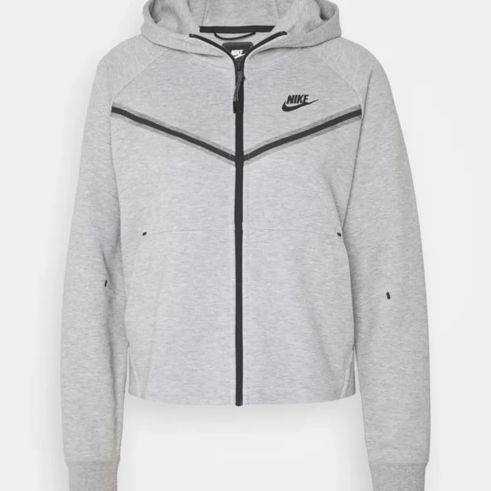 En grå nike tech fleece som har använt några gånger.  Köptes i Nike affären( Emporia )  Storlek M men passar även S och xs  Pris vid köp = 2???kr. Övrigt.