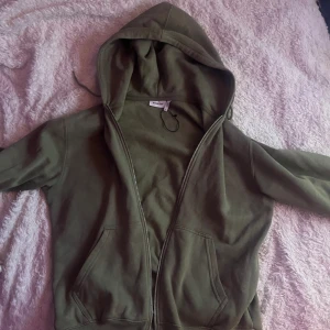 Grön Zip Hoodie - Säljer en grön weekday hoodie.  Bra skick på tröjan. Size:S För mer info/bilder skriv.