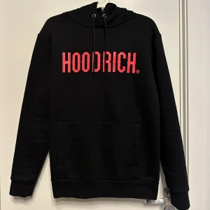 HOODRICH hoodie  - Säljer denna pga att jag inte har någon användning av den. Nästintill oanvänd.  Storlek S men passar M oxå (: Förvaras i ett djur och rökfritt hem!  (Just denna modell finns ej kvar). Pris går att diskutera! 