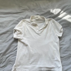 Polo tröja  - Köpt på Brothers för 400 kr. Kan gå ner till 200 om man köper!!!