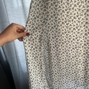 Sommarklänning  - Jättefin sommarklänning som jag aldrig har använd, med prislapp på! Den är i storlek 40 men skulle passa en 38 med! Kan diskutera priset vid snabbaffär! 