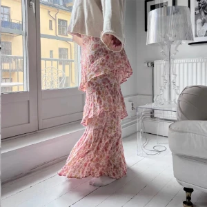 Långkjol - Säljer denna sjukt fina långkjolen. Storlek onesize men går ända ner i marken på mig som är 173. Kjolen är 100 cm lång och är lowwaist. Säljer en exakt likadan i orange/korall. ANVÄND KÖP NU❤️