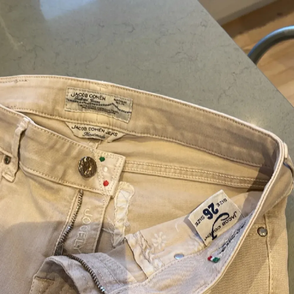 Säljer mina fina Jacob Cohen i storlek 26 jeansen är i fint skick utan defekter. Pris prutat och klart kan även ta byten. Jeans & Byxor.