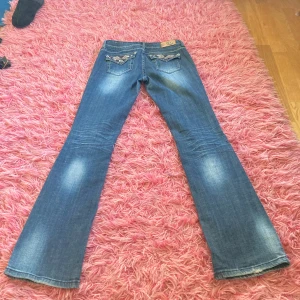 Lågmidjade jeans - Säljer dessa lågmidgade bootcut jeansen från ymi. De är i fint skick inga slitningar förutom de medvetna på framsidan💕 midjemåttet är 39 cm tvärs över och innerbensmåttet är 77cm💕