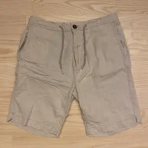 Ett par beiga shorts från Hampton Tepublic Kappahl, använda. Herr storlek S. Kontakta gärna mig om du har frågor🩵