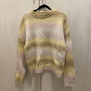 Randig stickad tröja - Jättefin randig stickad tröja som inte känns stickig.