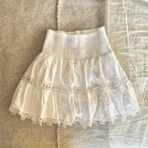 Jättegullig kjol med spets💓 Bra kvalitet men tyvärr fåtal fläckar som syns på bild 5💞 Perfekt nu till sommaren! 