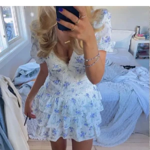 Blommig klänning - En jätte fin klänning liknade zaras eftertraktade!! helt ny alldrig använt. Säljer då den inte passar💞💞