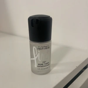 Mini Mac Fix+ Fixing Spray - Har en full miniversion! Bra för att testa om det är det rätta produkten för dig! Använder den inte så jag säljer den ganska billigt! Köpte för 185 och säljer det för 100!