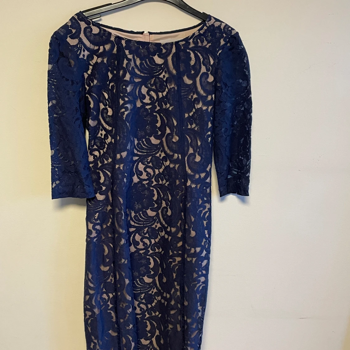 Mörkblå spetsklänning 