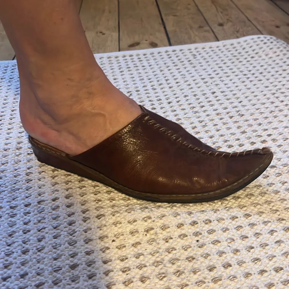 Jag säljer min mammas skor från Tunisien som hon köpte i Sousse. Vi brukar kalla dem för aladdin-skor😅 Ett par svarta, ett par bruna. Båda i äkta läder. Fint skick på ovansidan men något sliten sula. 100kr per par. Skriv vid frågor!. Skor.