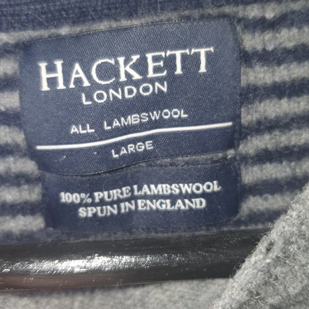 Säljer hacket london tröja i storlek l men den har krympt i tvätten så passar xs. Den är i bra skick förutom att den har hål vid armhålorna som inte syns när man har på sig den.. Tröjor & Koftor.