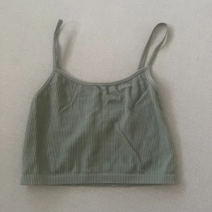 Linne - Fin grön färg, ribbad, tunna band, bra skick då den inte kommit till så mycket användning. Köpt för 79kr.