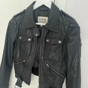 Skinnjacka - Svart skinnjacka twist&tango, strl36, ytterst lite använd och i mycket bra skick!