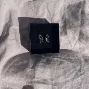 Alice ring rostfri  - 45kr/st, i 201 Stainless steel,  finns flera i lager😊 kolla gärna in min instragram där jag främst sköter försäljningen 🤍 fler liknande smycken hittar ni på min sida 🥰