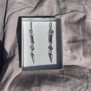 Triple Sparkly spike örhängen  - 39kr per par, finns flera i lager😊 kolla gärna in min instragram där jag främst sköter försäljningen 🤍 fler liknande smycken hittar ni på min sida 🥰